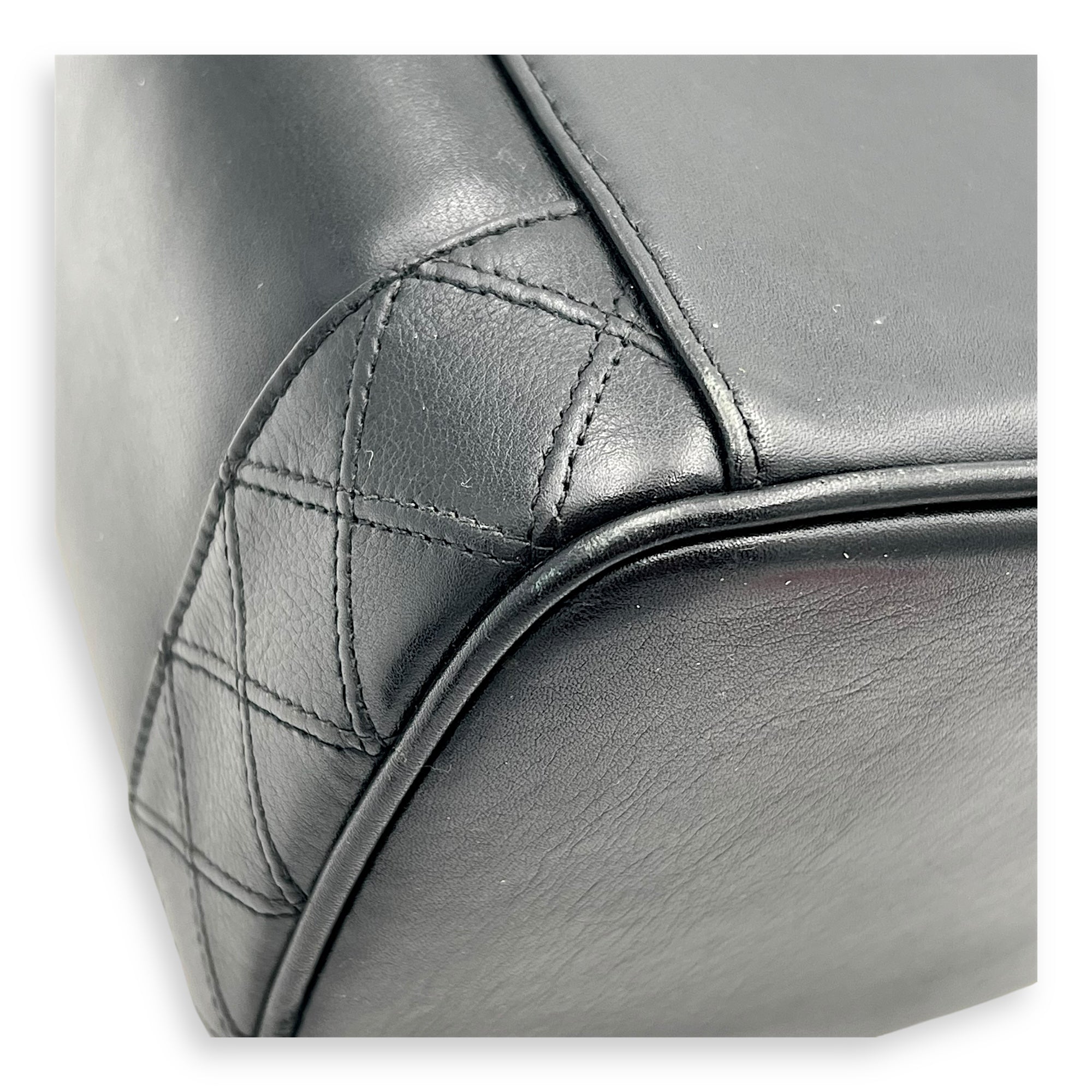 Vintage Vanity Bag Black in Calfskin, Gold hardware - Image 10