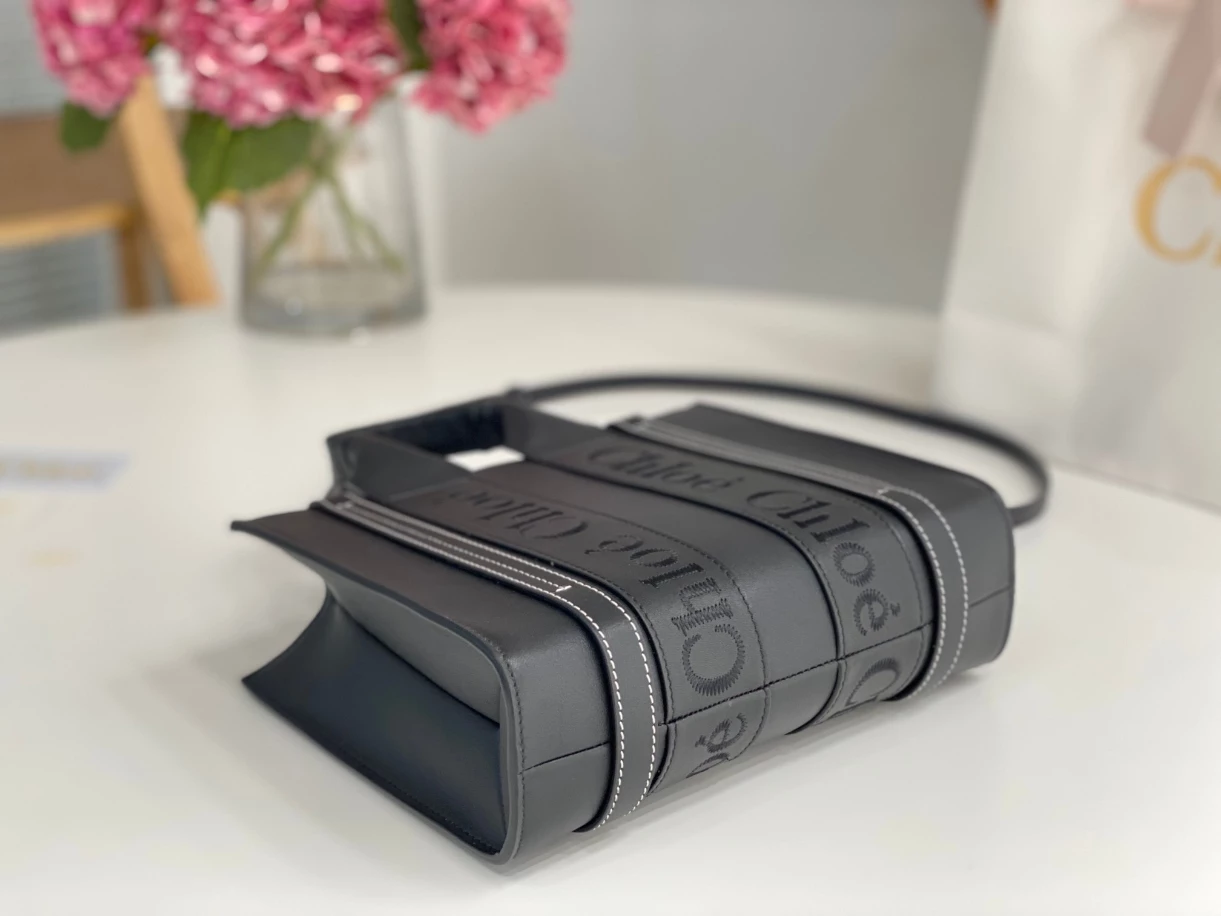 Chloé Small Woody Tote Bag Smooth Calfskin With Chloé Logo Black - MB012 - Image 9