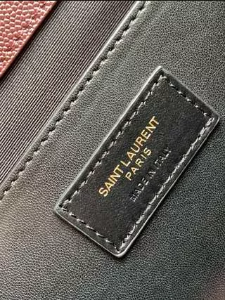 Envelope Medium in Quilted Grain de Poudre Embossed Leather bag - Image 7