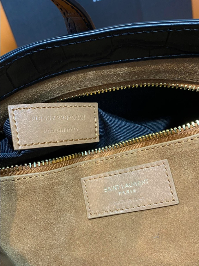 LE 5 à 7 in Crocodile-Embossed Shiny Leather Bag - Image 5