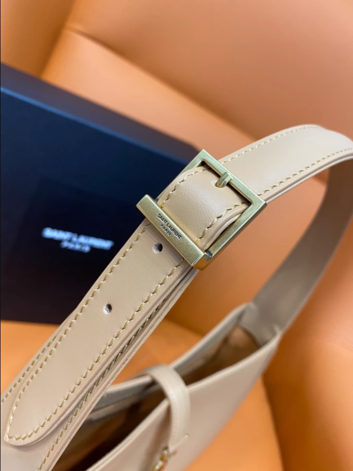 LE 5 à 7 in smooth leather bag - Image 7