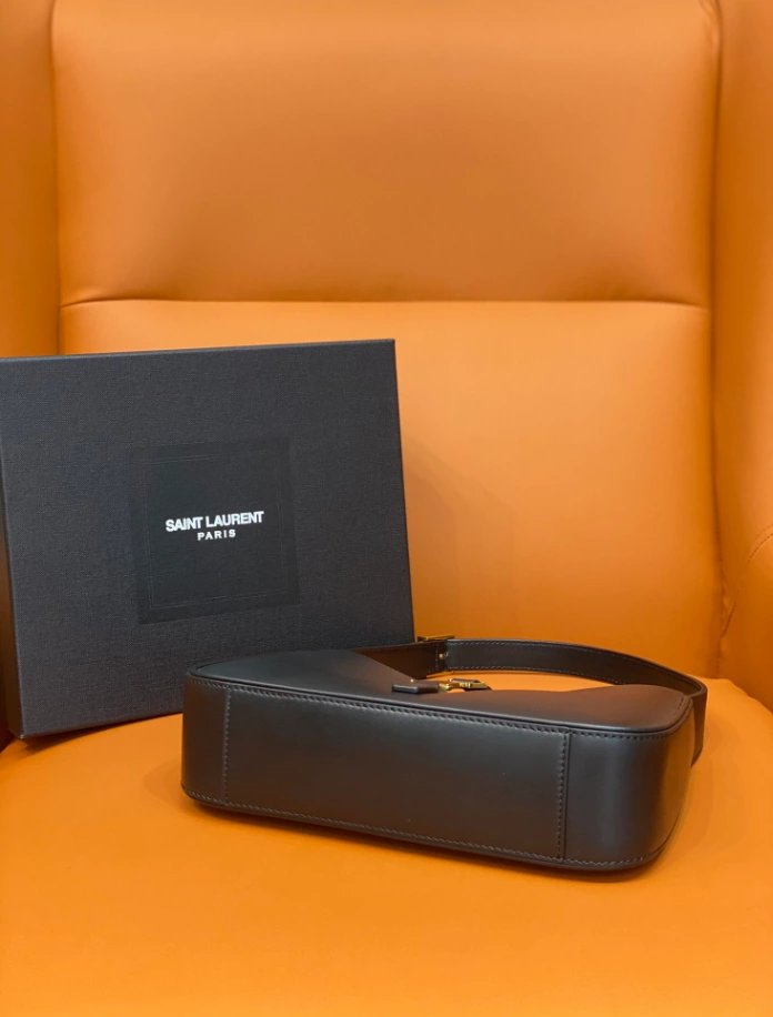 LE 5 à 7 in smooth leather bag - Image 7