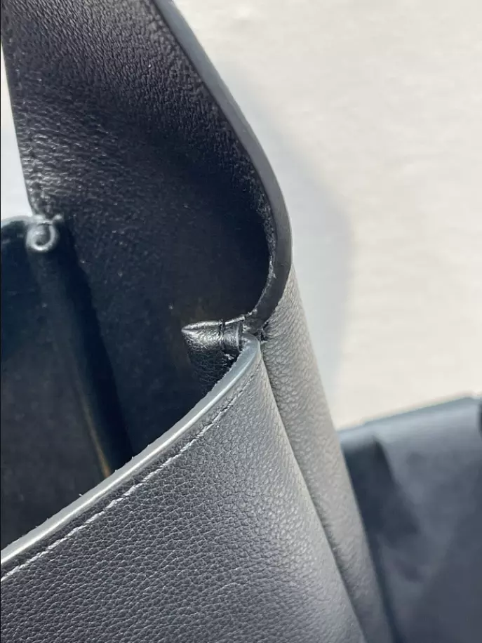 Le 5 à 7 Supple Small in grained leather Bag - Image 9