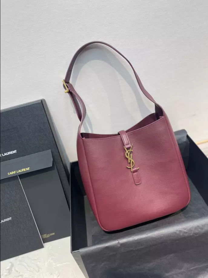 Le 5 à 7 Supple Small in grained leather Bag - Image 3