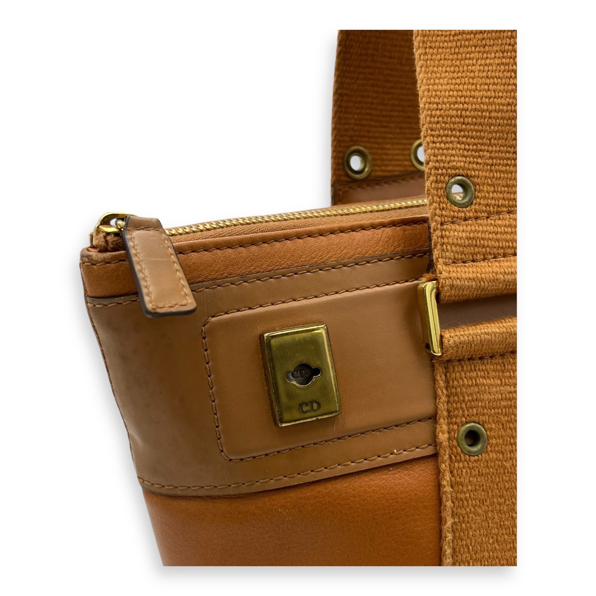 Street Chic Brown Shoulder Bag in Calfskin, Gold hardware - Image 8