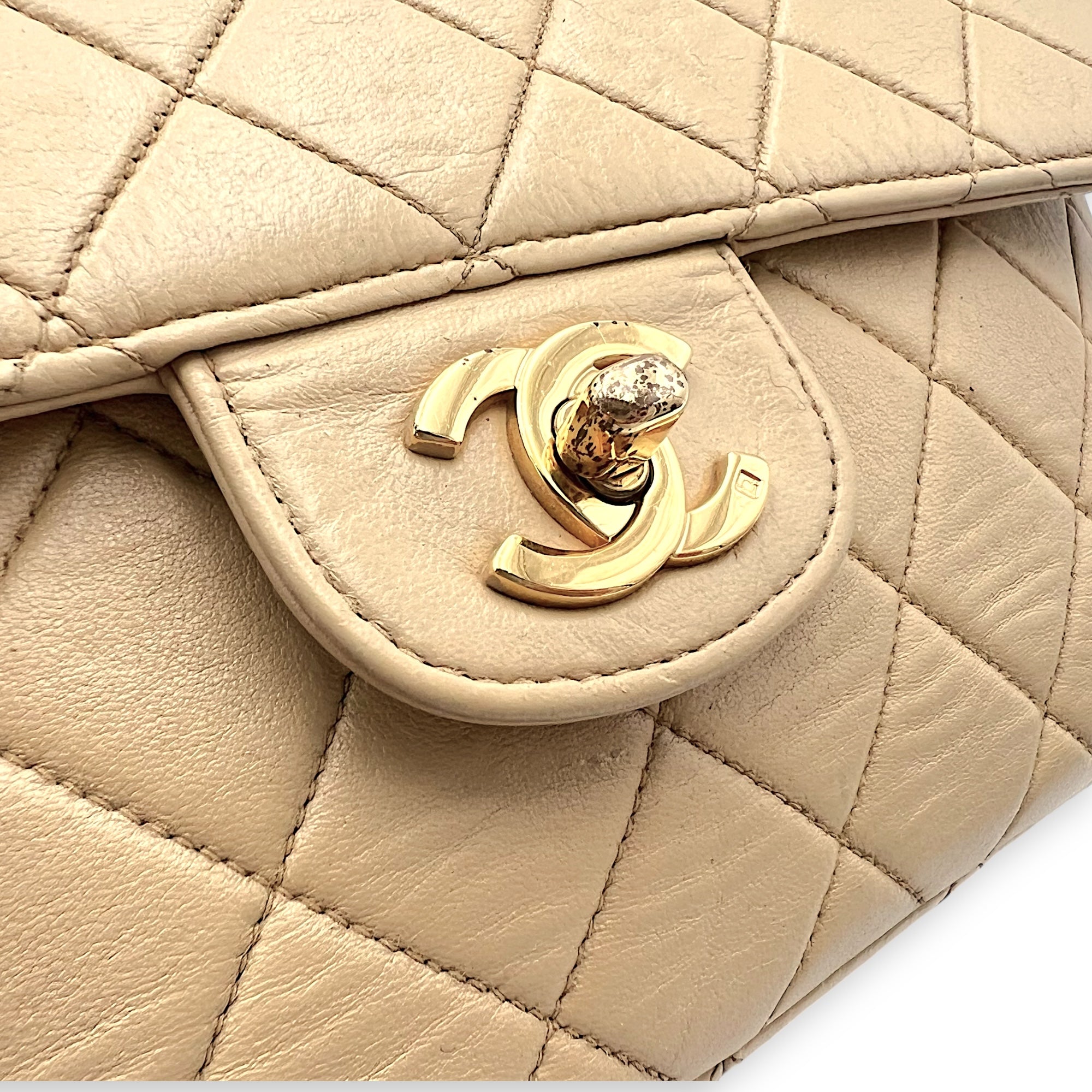 Vintage Double Face Flap Beige Shoulder Bag in Lambskin, Gold hardware - Image 9