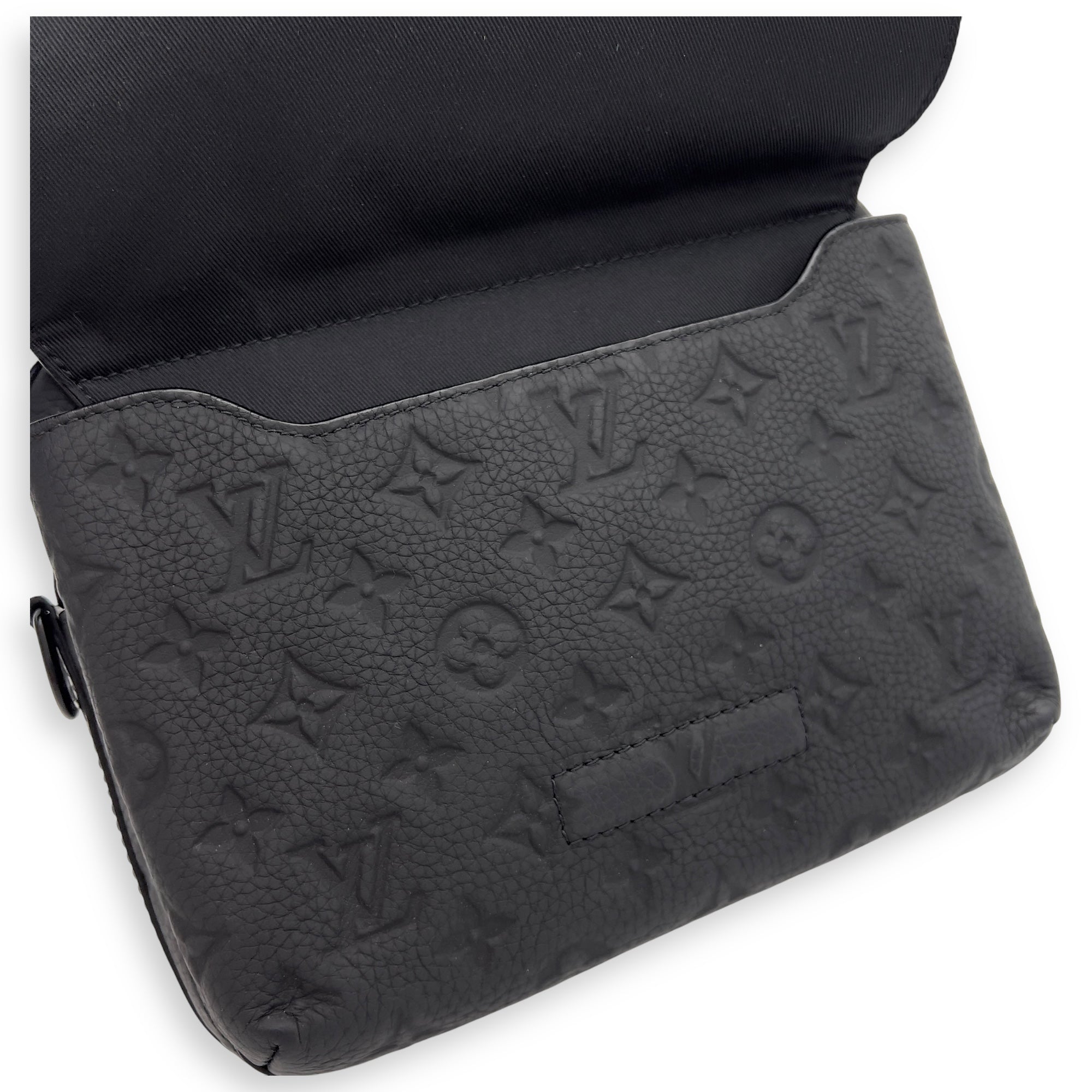 Steamer Black Messenger in Taurillon Leather, Lacquered Metal hardware - Image 11