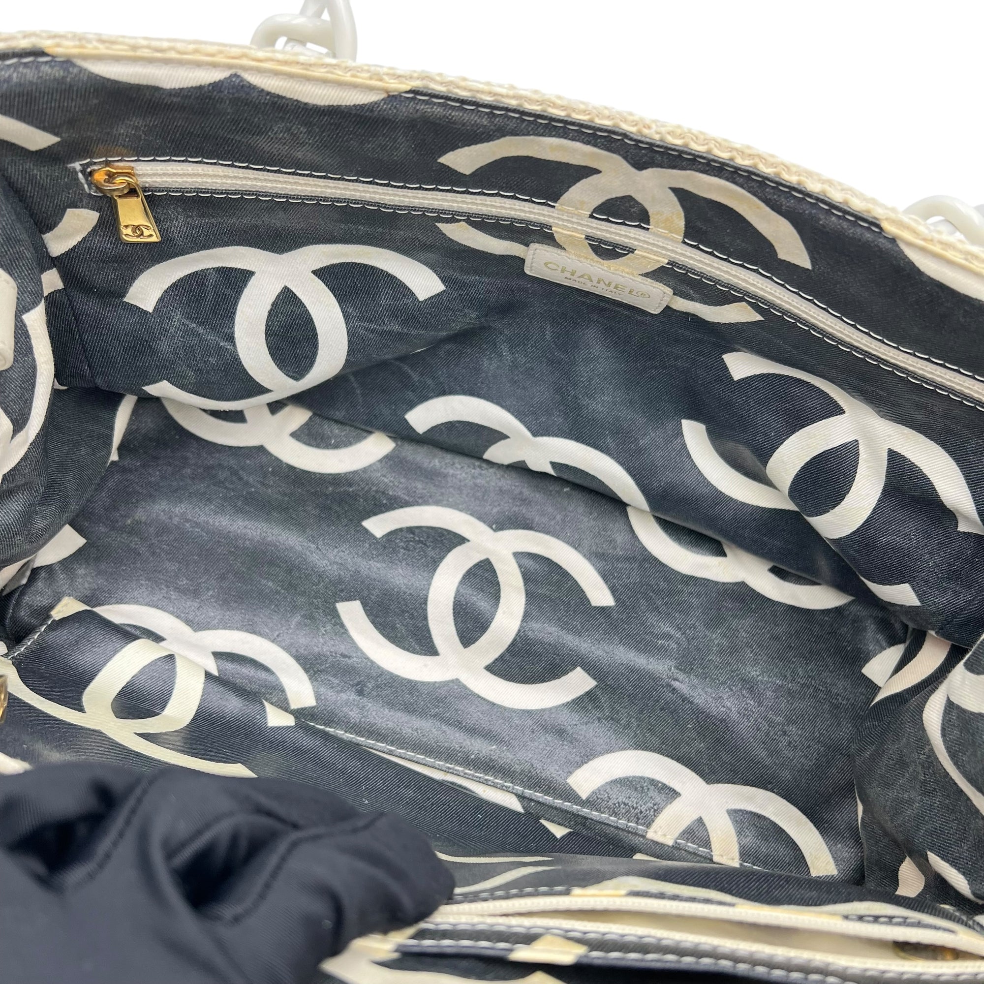 CC White Shoulder Bag in Raffia, Resin hardware - Image 7