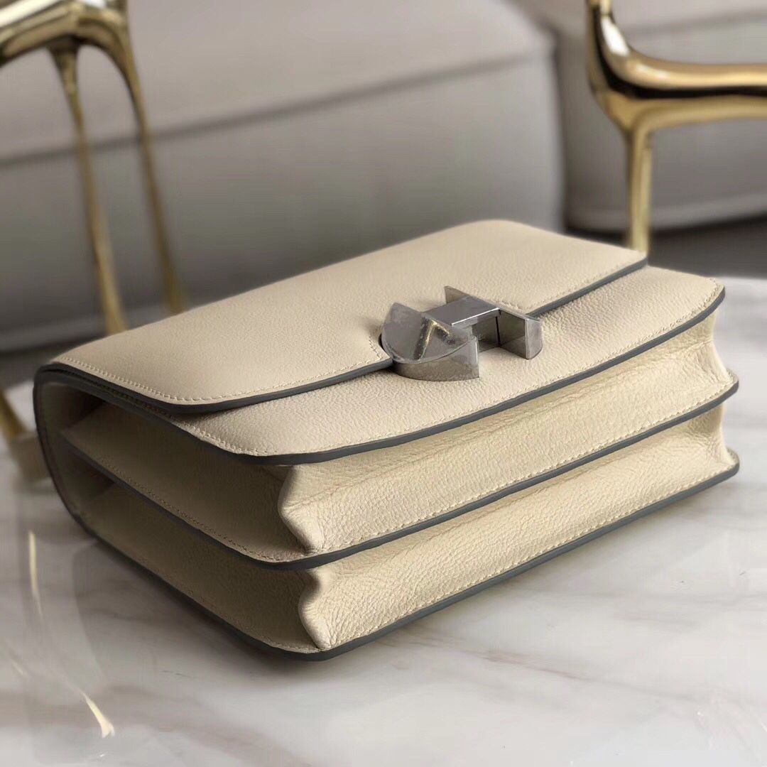 Hermes 2002 20cm Bag In Craie Evercolor Calfskin - Image 4