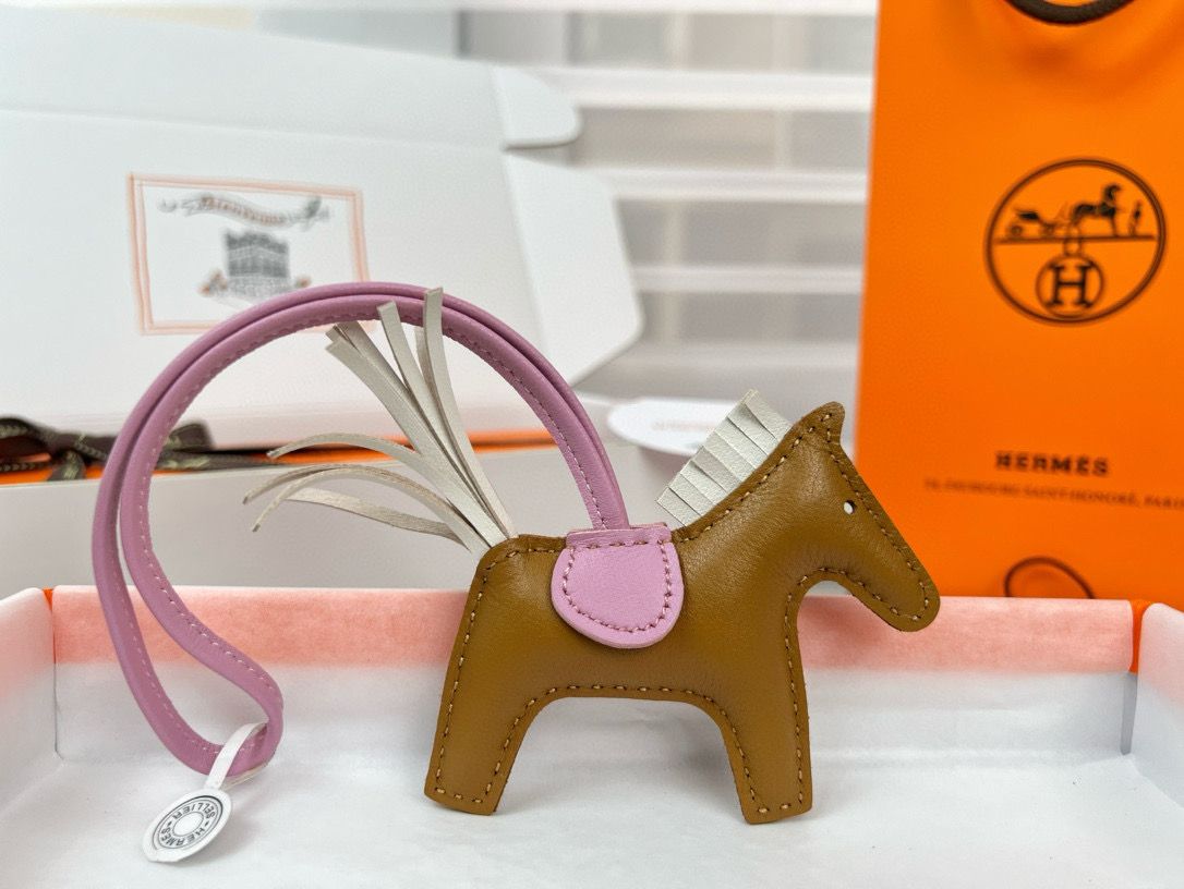 Hermes Rodeo PM Bag Charm in Sesame/Pink/Craie Lambskin - Image 4