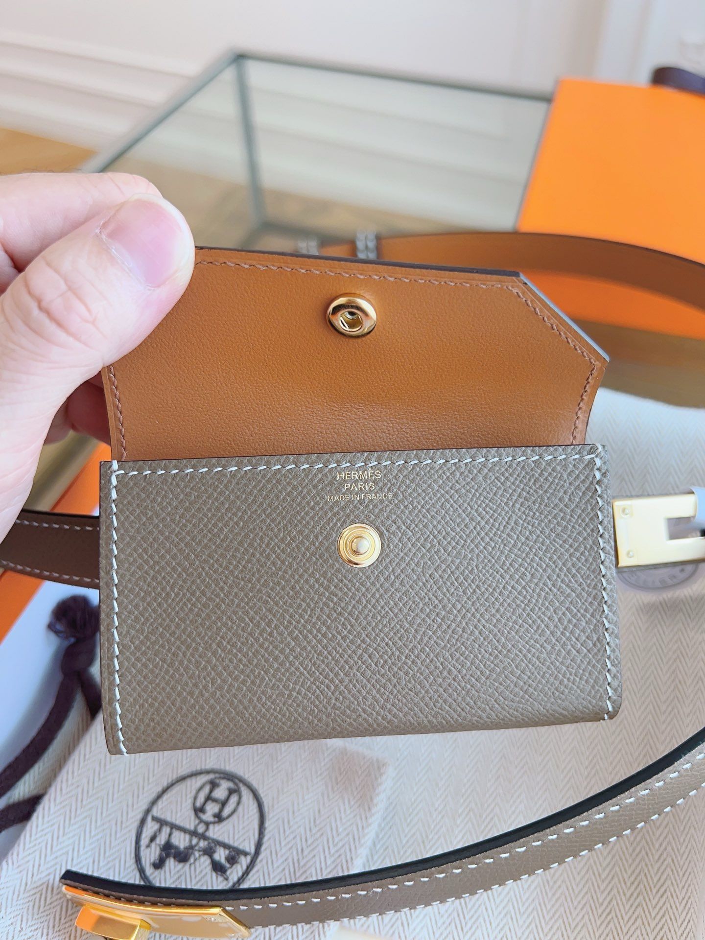 Hermes Kelly Pocket 18 Belt in Etoupe Epsom Calfkin - Image 6