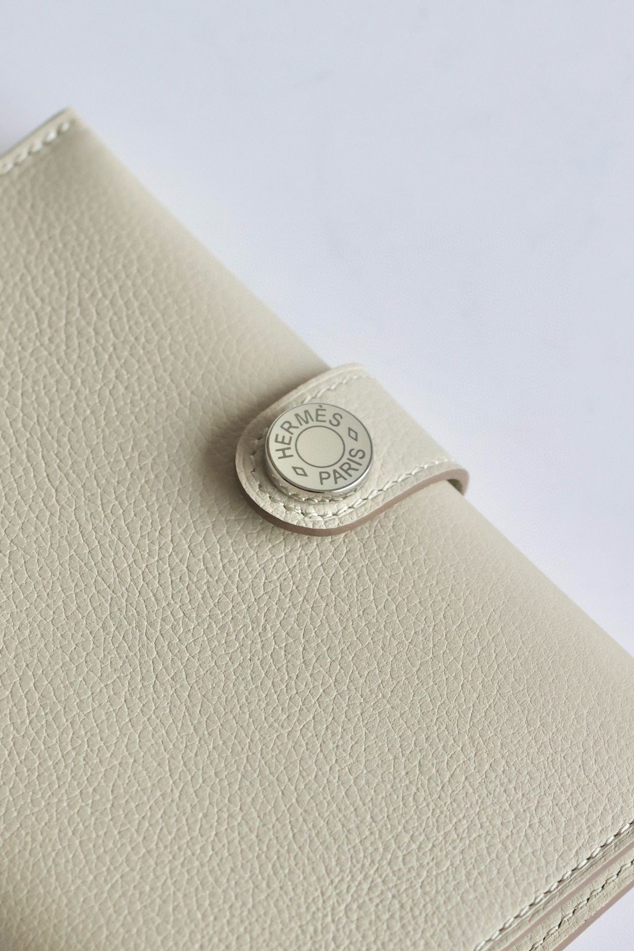 Hermes R.M.S Passport Holder in Beton Evercolor Calfskin - Image 7