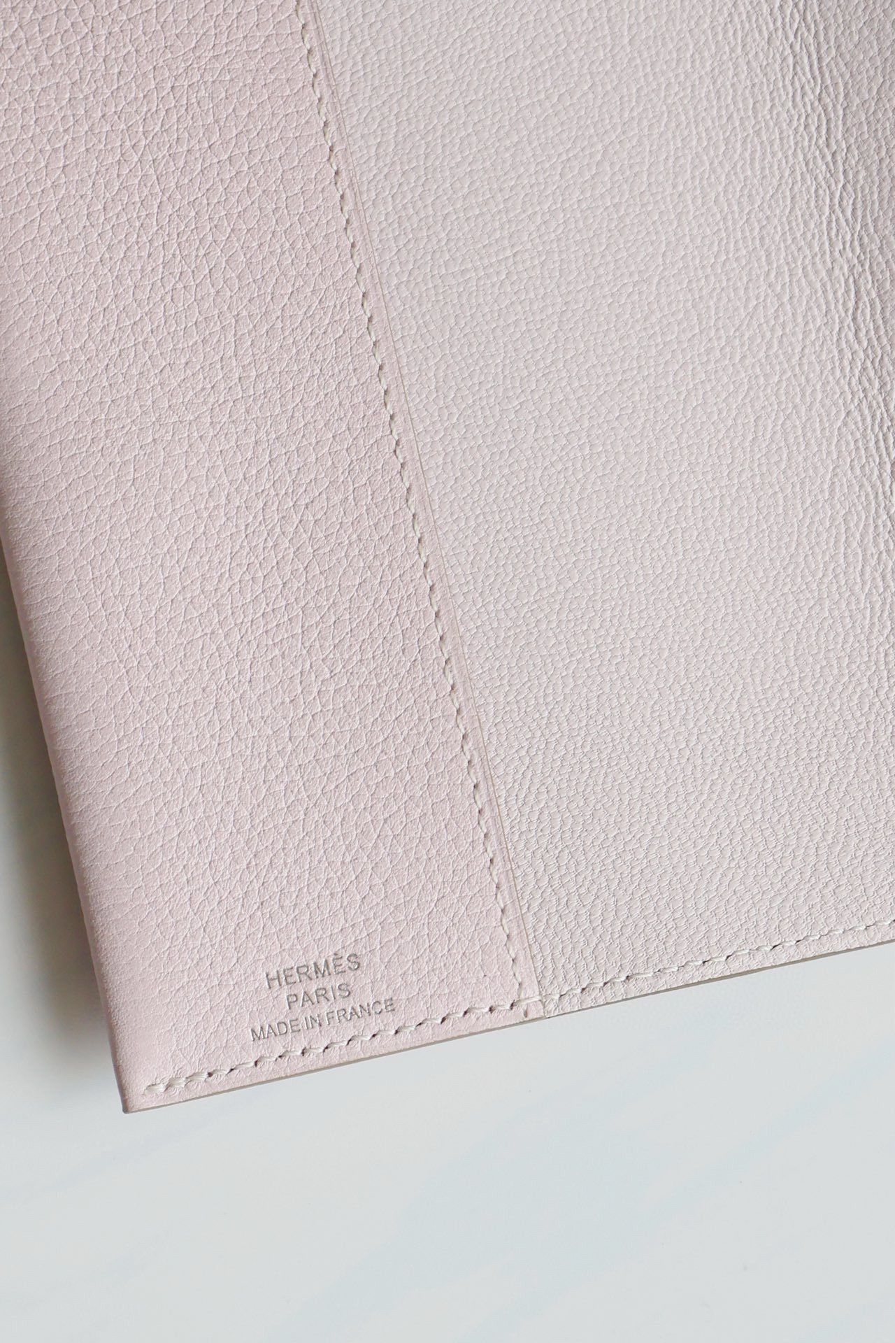 Hermes R.M.S Passport Holder in Mauve Pale Evercolor Calfskin - Image 3