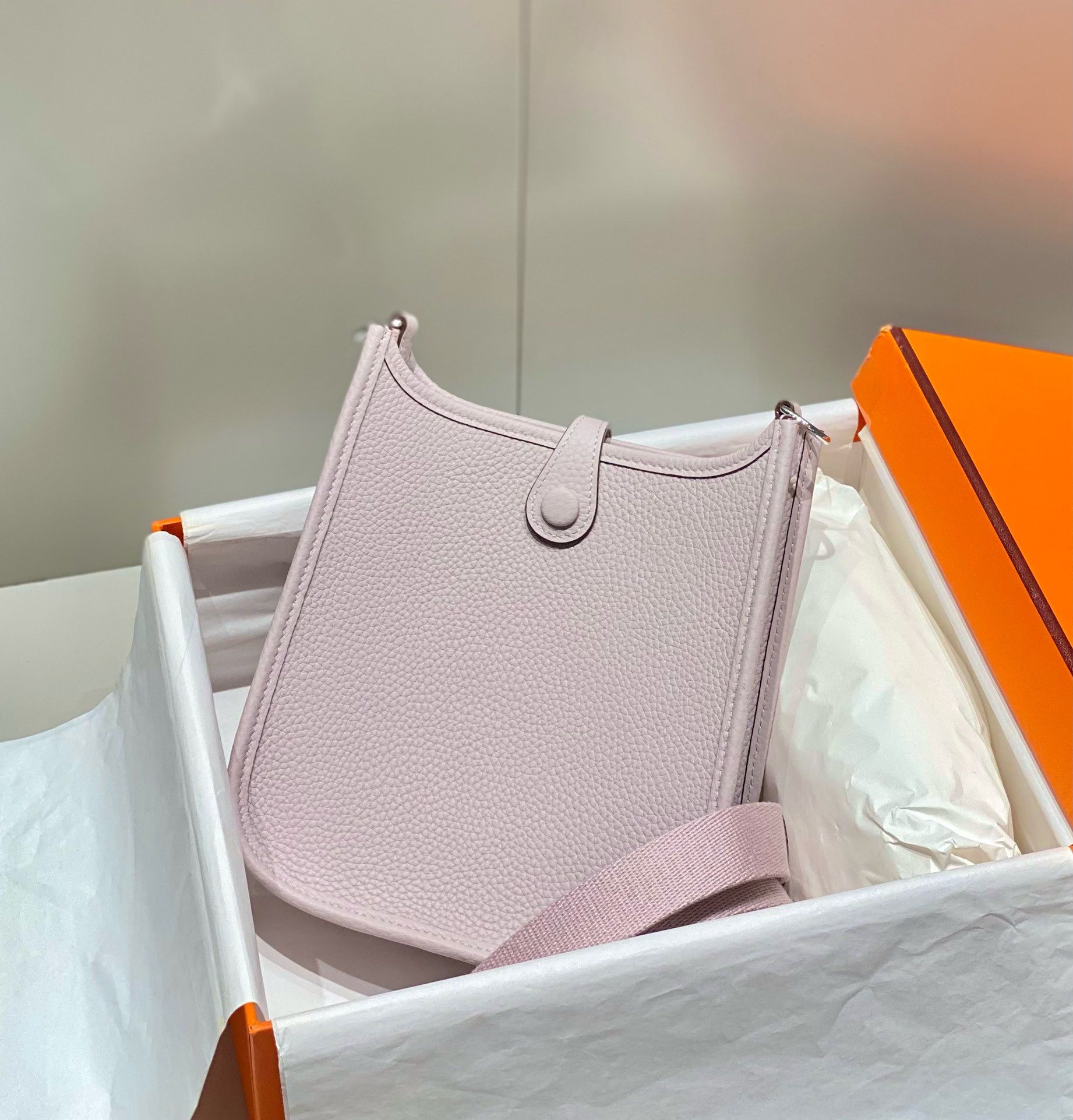 Hermes Evelyne III TPM Bag In Mauve Pale Clemence Leather - Image 3