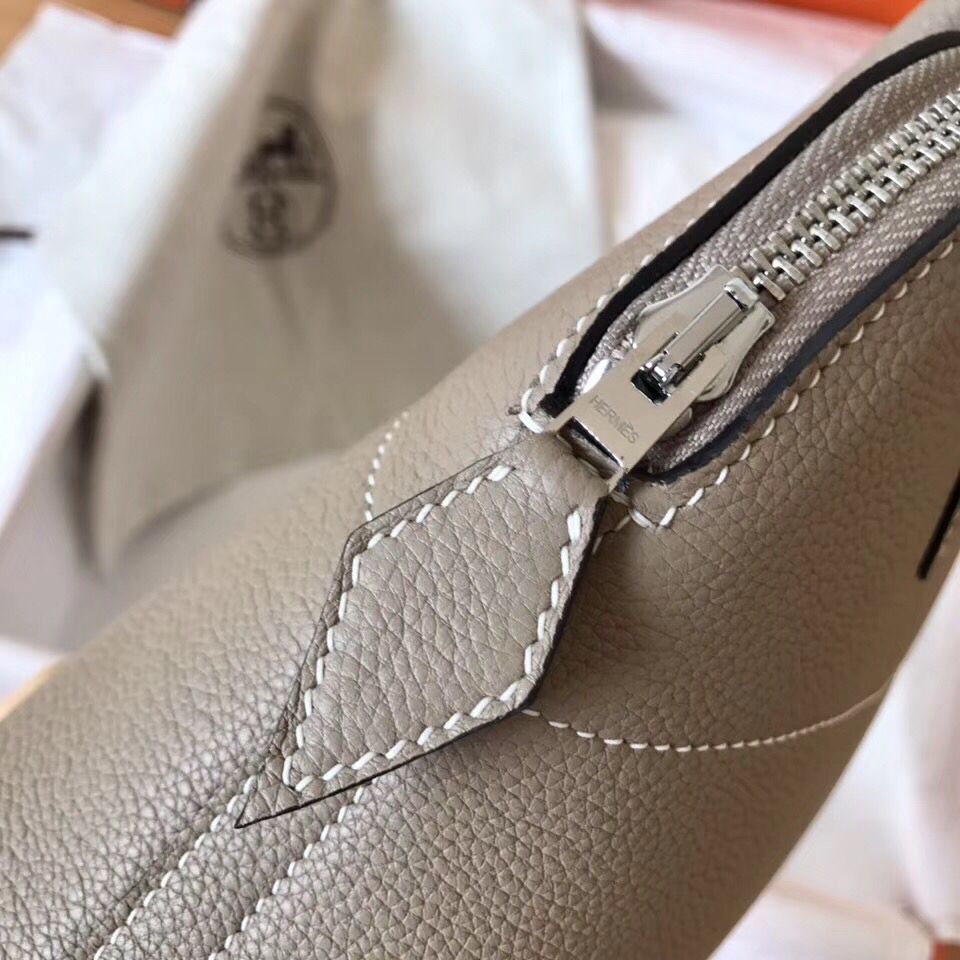 Hermes Bolide 27 Handmade Bag In Tourterelle Clemence Leather - Image 4