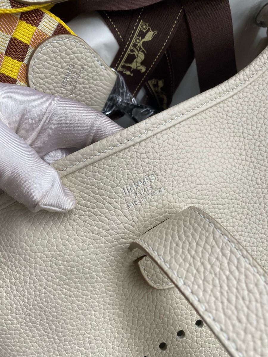 Hermes Evelyne III PM 29 Handmade Bag in Craie Clemence Leather - Image 8