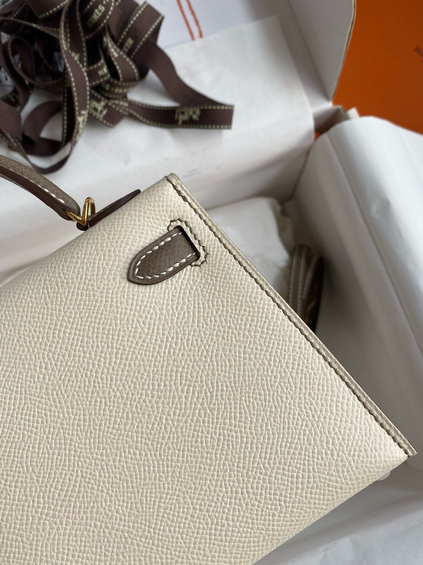 Hermes Kelly Mini II Sellier Bicolor Handmade Bag in Nata and Taupe Epsom Calfskin - Image 6