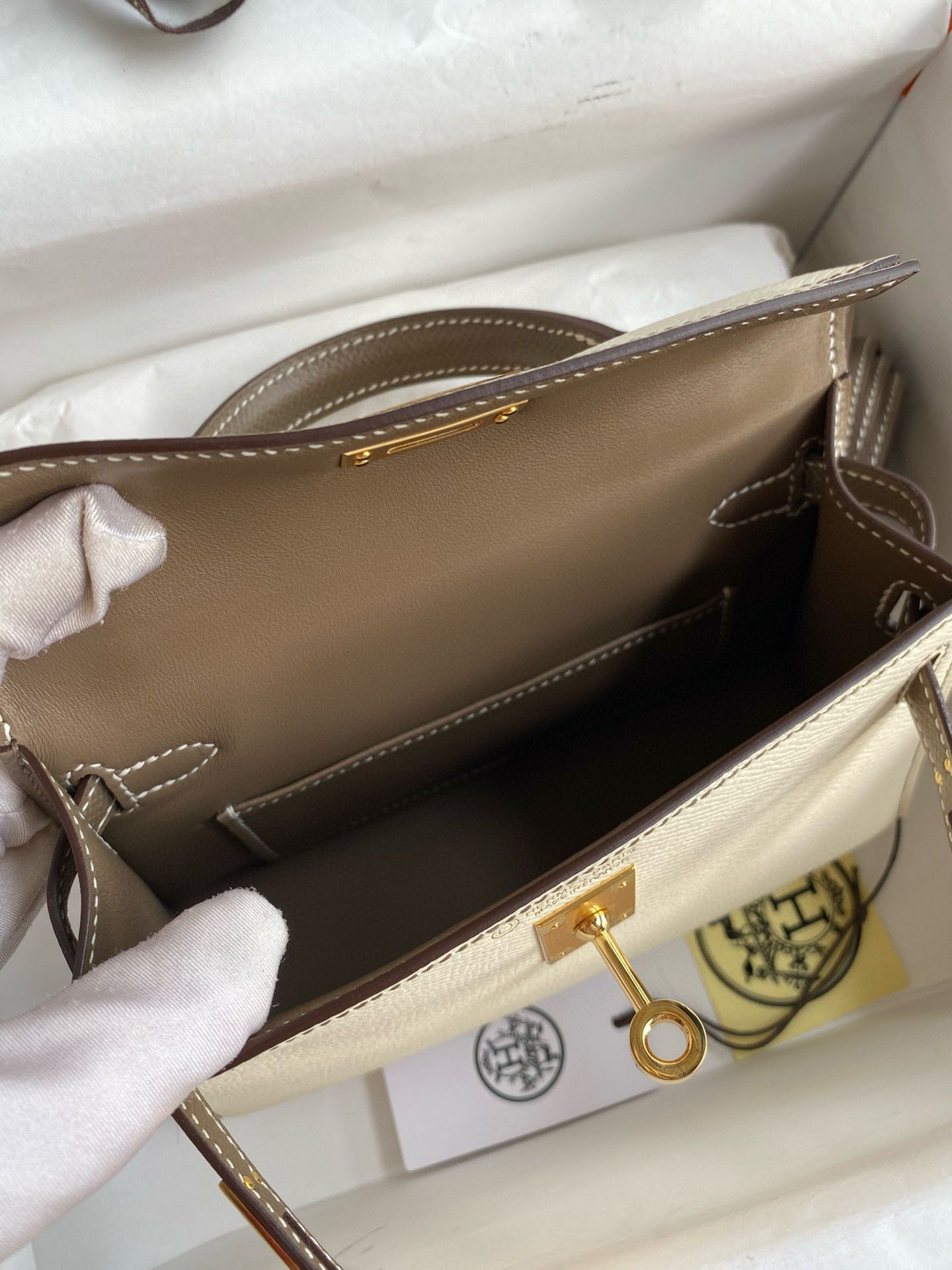Hermes Kelly Mini II Sellier Bicolor Handmade Bag in Nata and Taupe Epsom Calfskin - Image 10