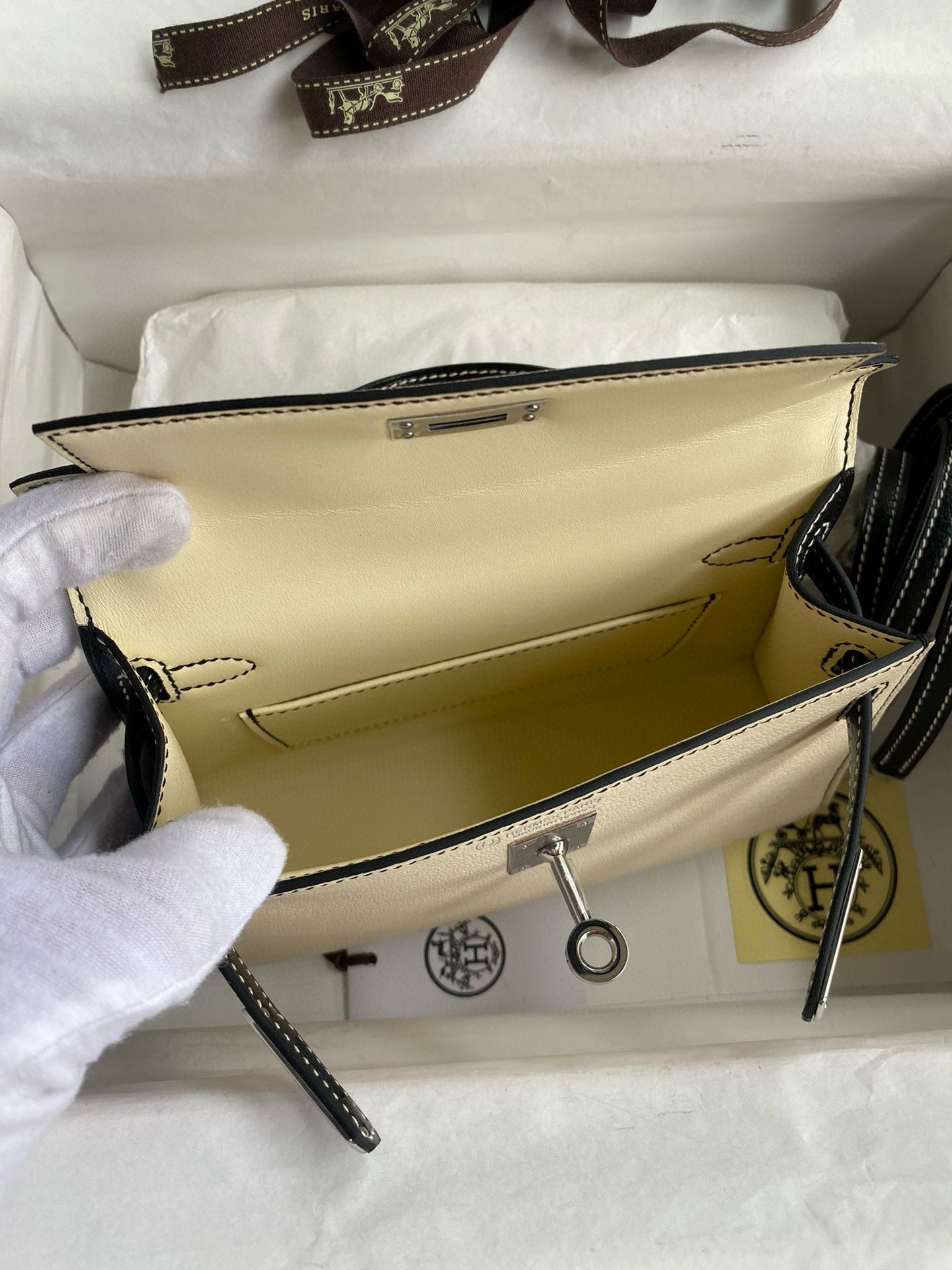 Hermes Kelly Mini II Sellier Bicolor Handmade Bag in Nata and Black Chevre Mysore Leather - Image 10