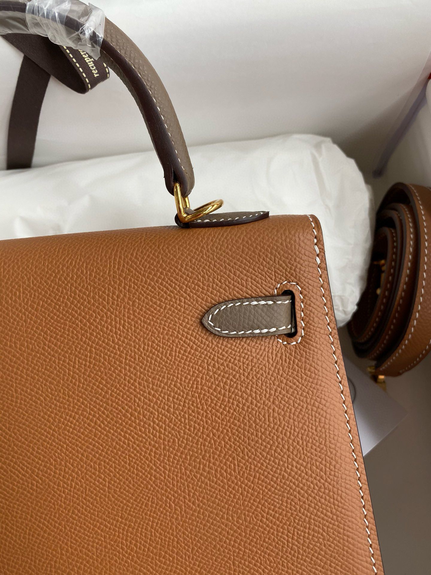 Hermes HSS Kelly Sellier 25 Bicolor Bag in Gold and Taupe Epsom Calfskin - Image 5