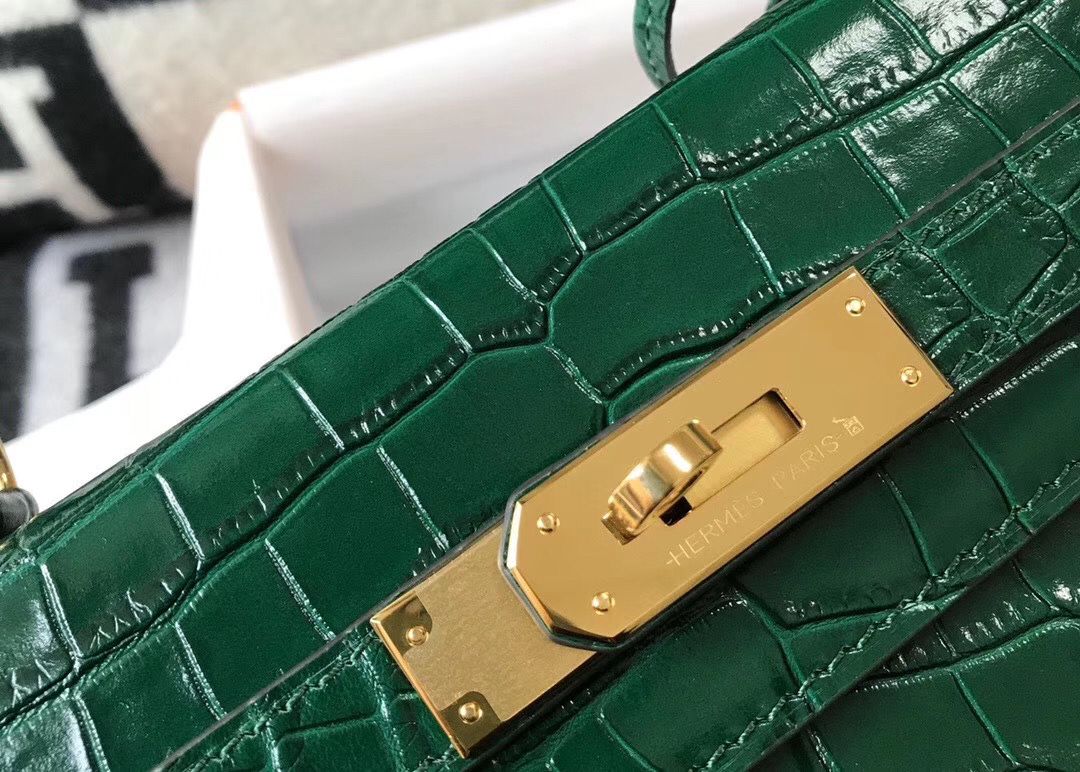 Hermes Kelly 25cm Handmade Bag In Green Embossed Crocodile Leather - Image 6