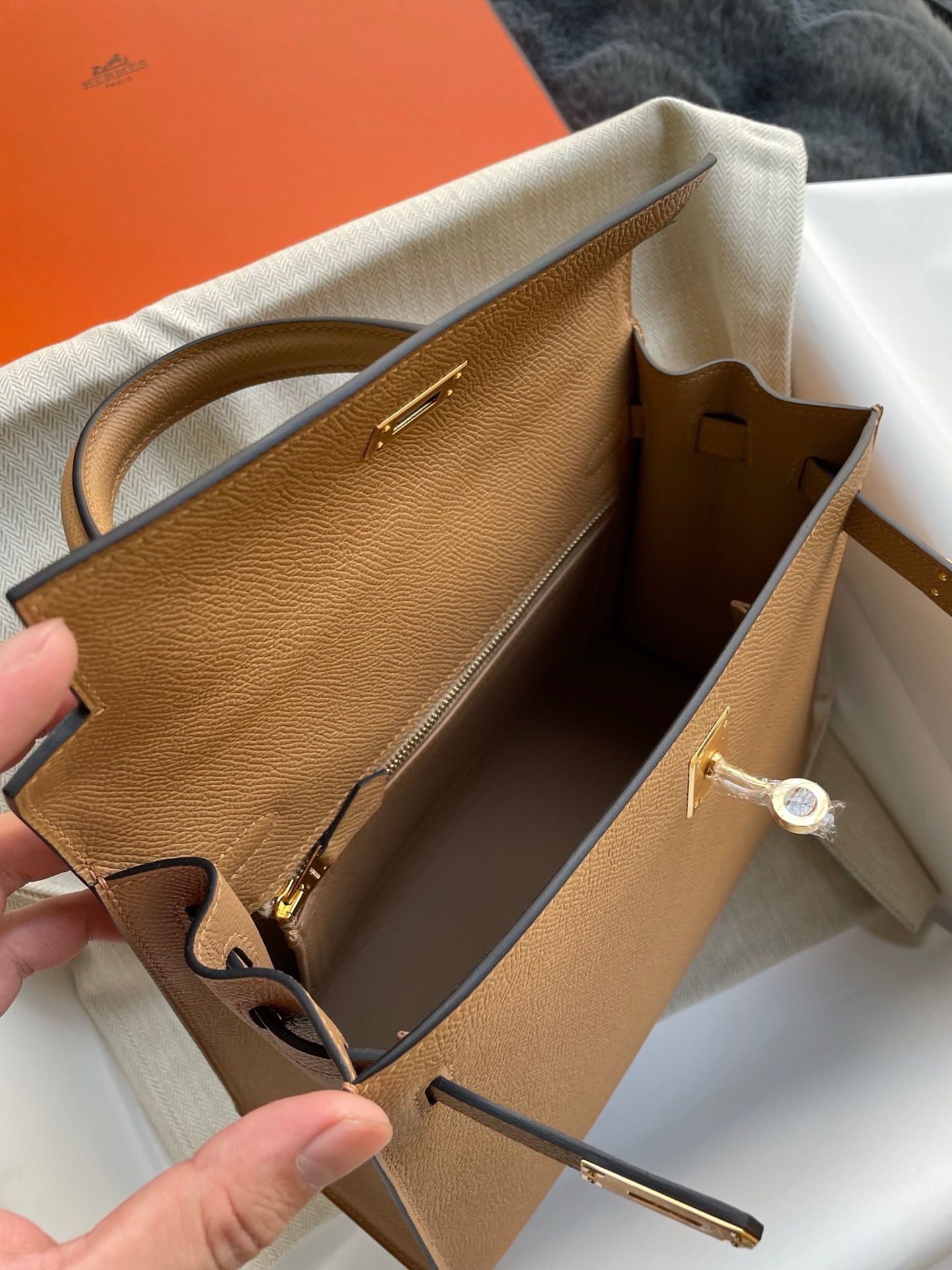 Hermes Kelly Sellier 25 Handmade Bag In Chai Epsom Calfskin - Image 5