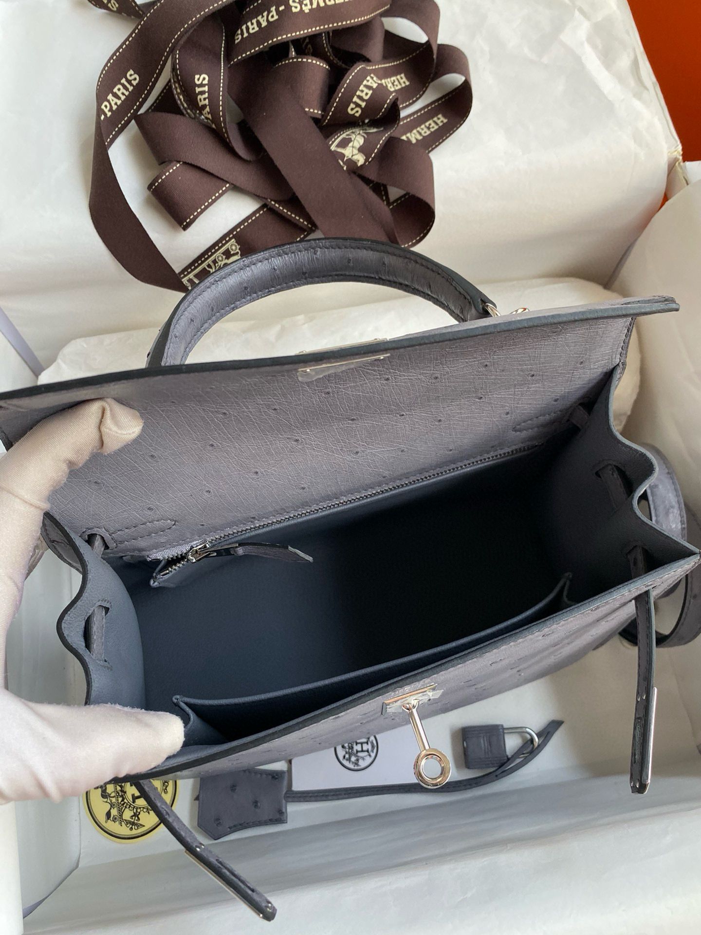 Hermes Kelly Sellier 25 Handmade Bag in Gris Agate Ostrich Leather - Image 9