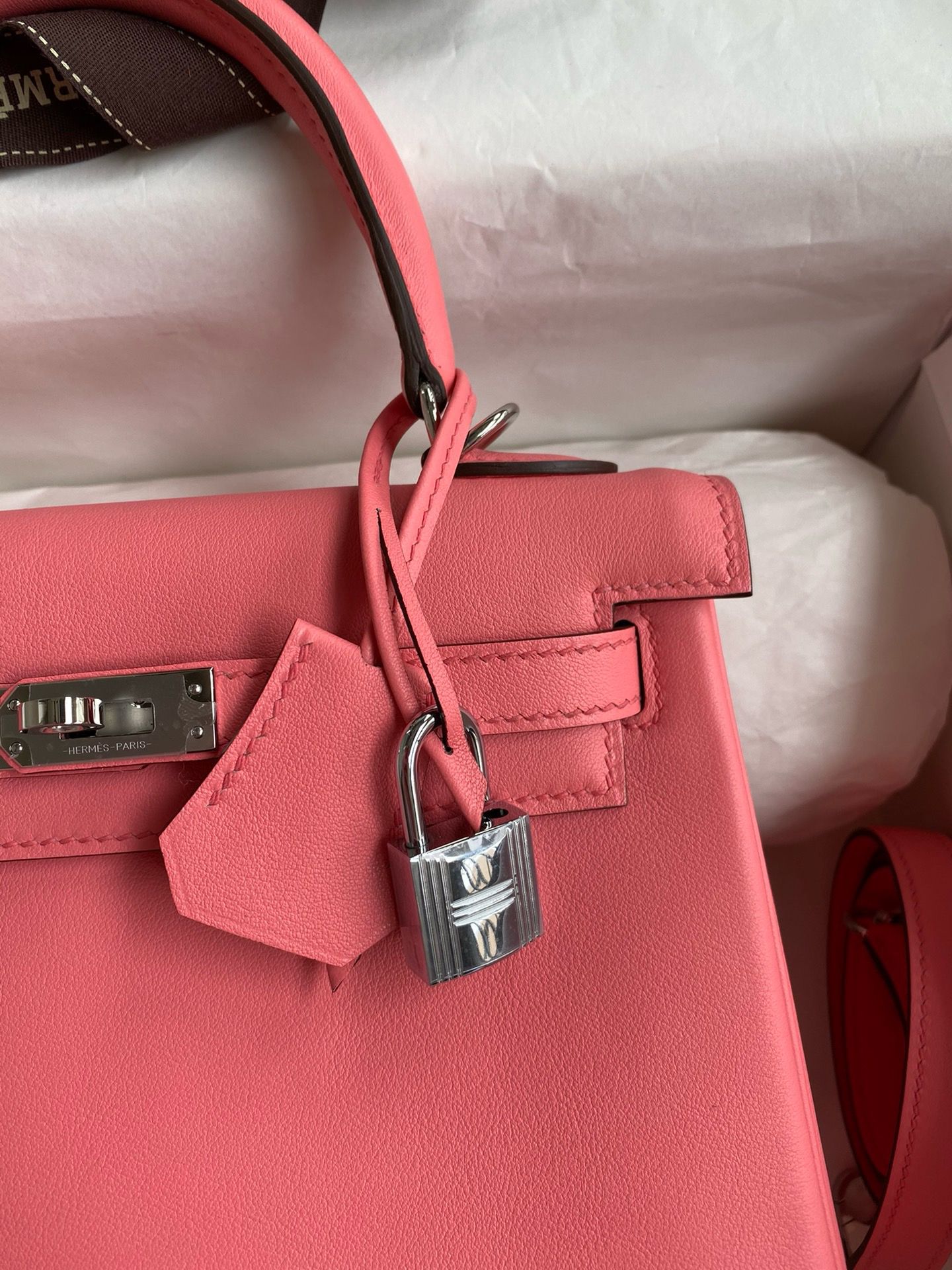 Hermes Kelly Retourne 25 Handmade Bag In Rose d'Ete Swift Calfskin - Image 4