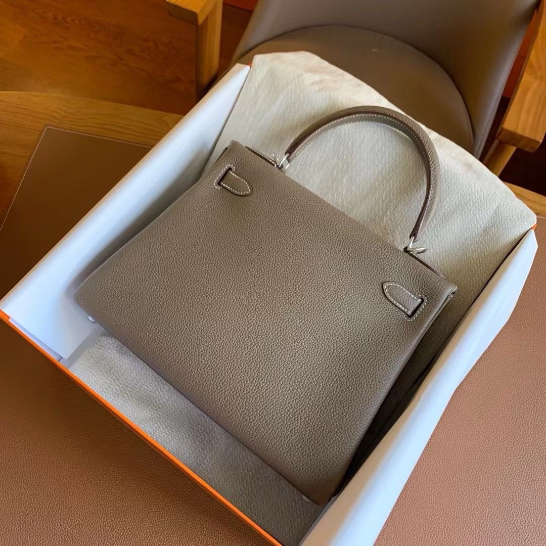 Hermes Kelly Retourne 28 Handmade Bag In Taupe Togo Leather - Image 4