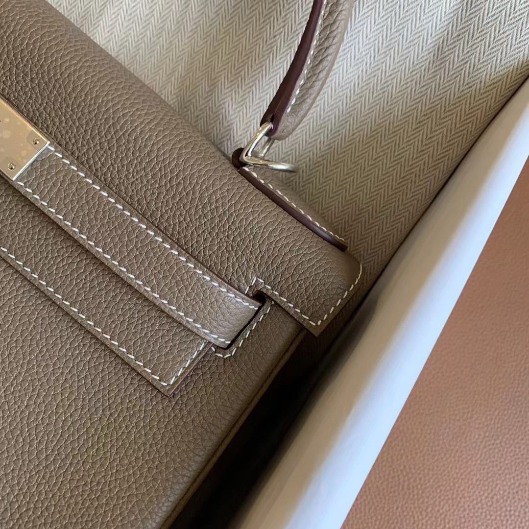 Hermes Kelly Retourne 28 Handmade Bag In Taupe Togo Leather - Image 9