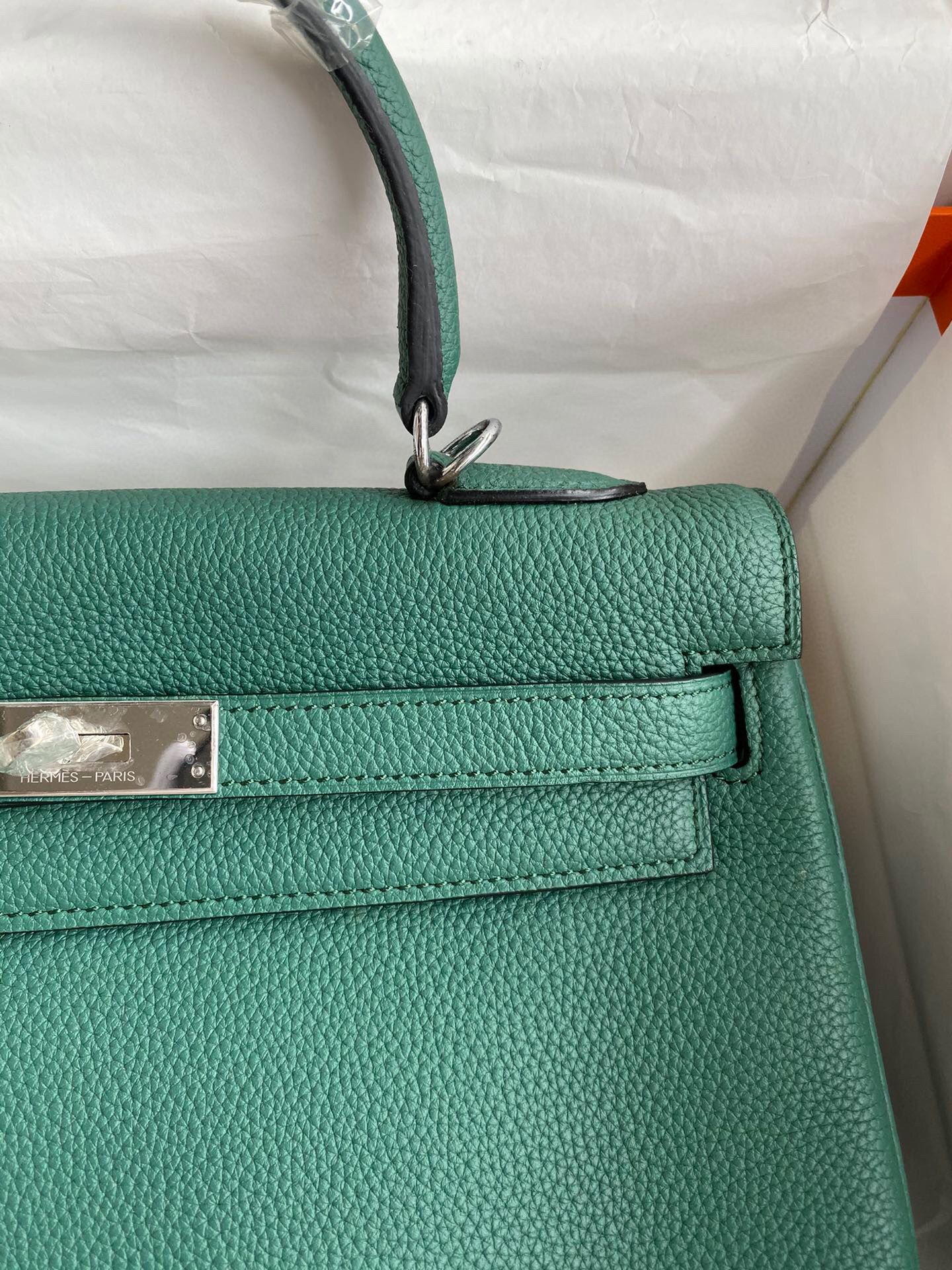 Hermes Kelly Retourne 32 Handmade Bag In Malachite Clemence Leather - Image 4