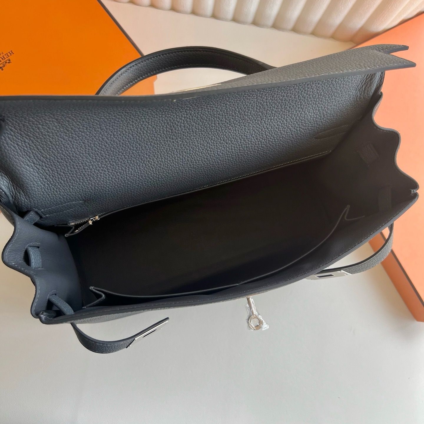 Hermes Kelly Retourne 35 Handmade Bag in Gris Misty Clemence Leather - Image 9