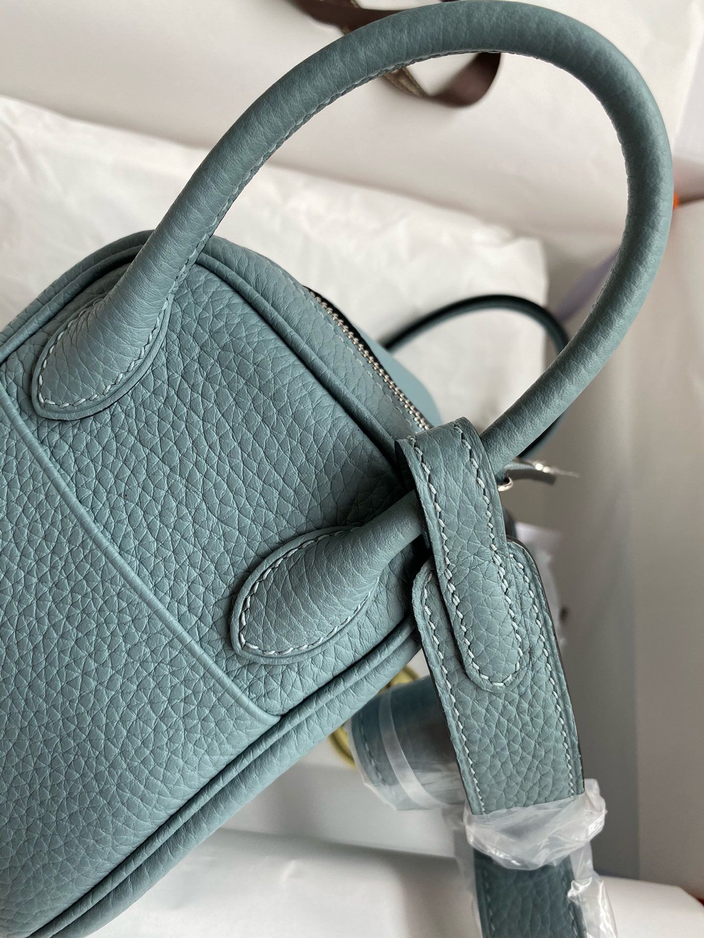 Hermes Mini Lindy Handmade Bag In Ciel Clemence Leather - Image 6