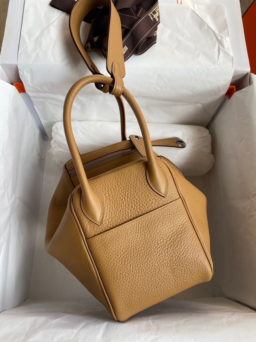 Hermes Lindy 26 Handmade Bag In Biscuit Clemence Leather - Image 3