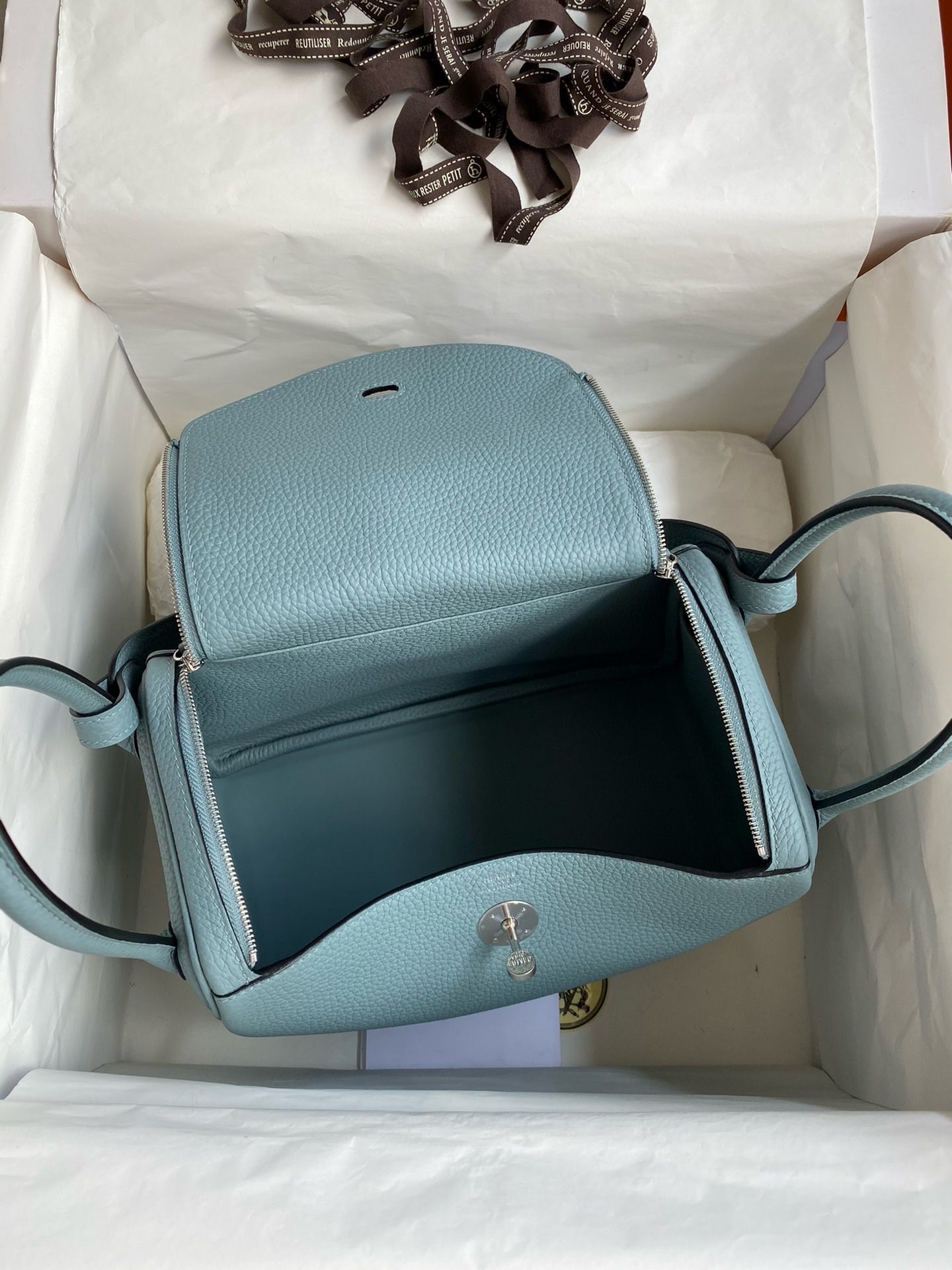 Hermes Lindy 26 Handmade Bag In Ciel Clemence Leather - Image 9