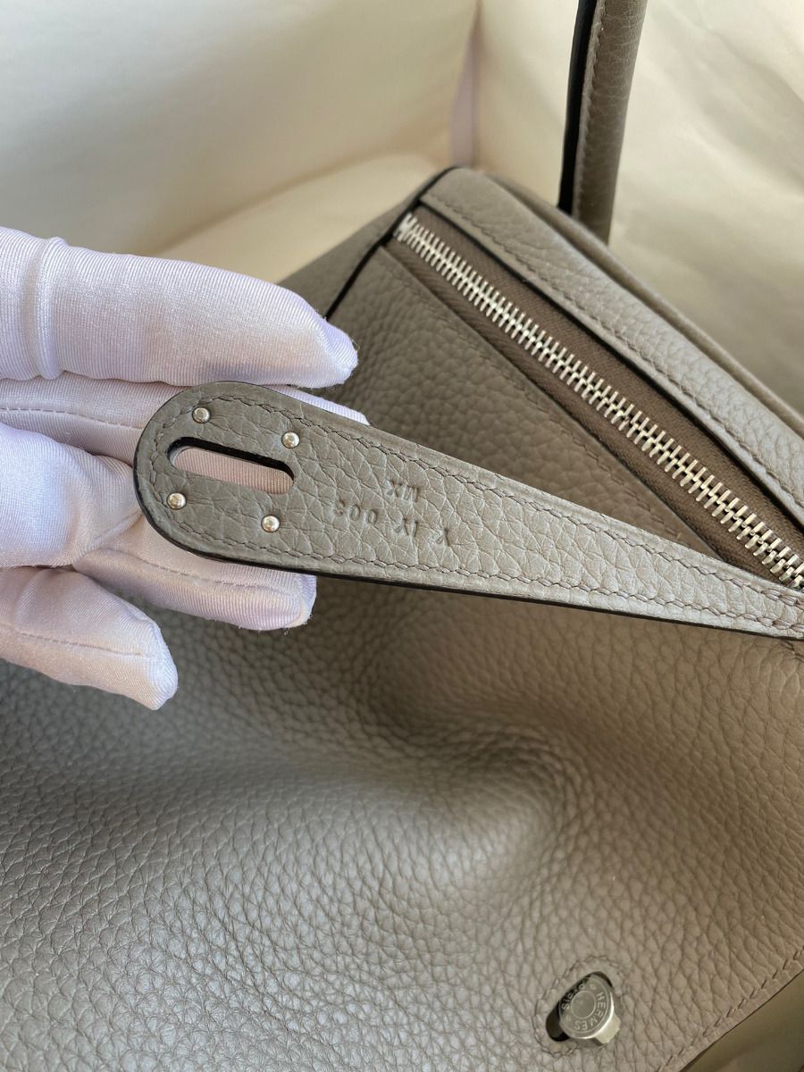 Hermes Lindy 26 Handmade Bag In Etain Clemence Leather - Image 6