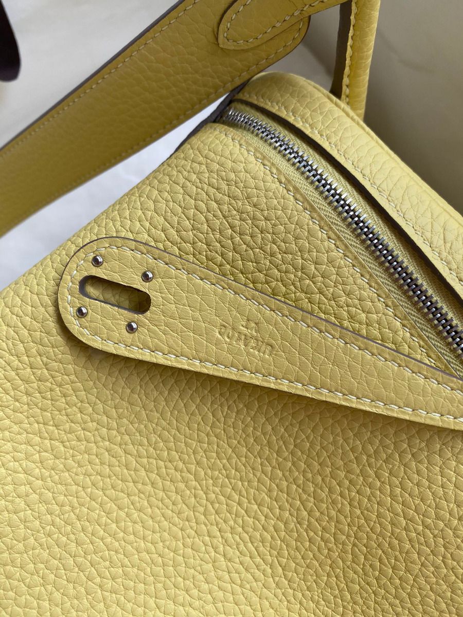 Hermes Lindy 26 Handmade Bag In Jaune Poussin Clemence Leather - Image 6