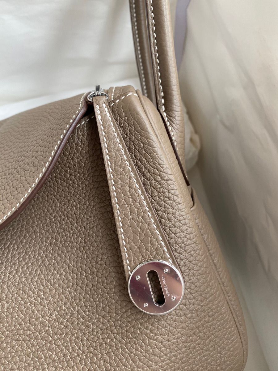 Hermes Lindy 26 Handmade Bag In Taupe Clemence Leather - Image 4