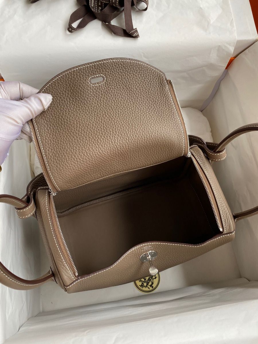 Hermes Lindy 26 Handmade Bag In Taupe Clemence Leather - Image 9