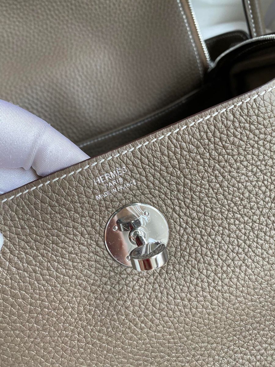 Hermes Lindy 26 Handmade Bag In Taupe Clemence Leather - Image 10