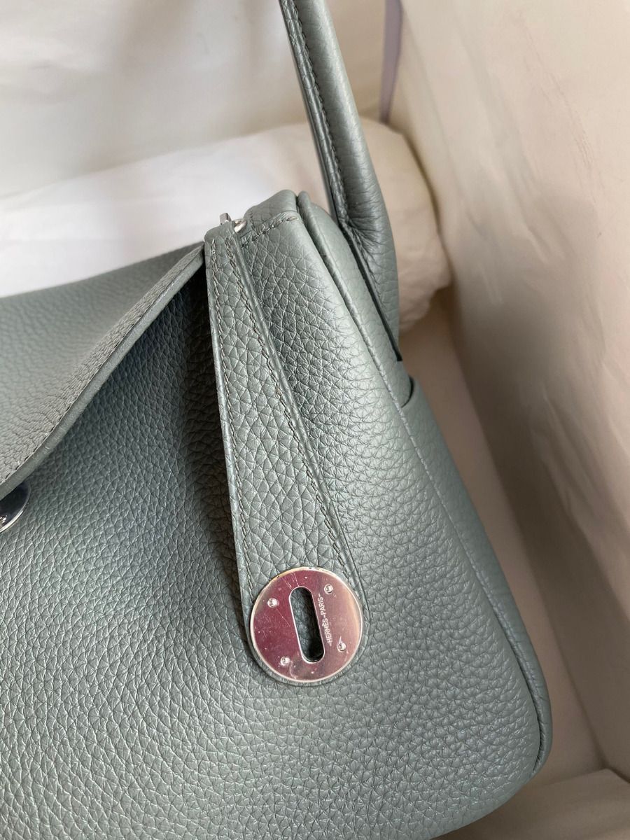 Hermes Lindy 26 Handmade Bag In Vert Amande Clemence Leather - Image 4