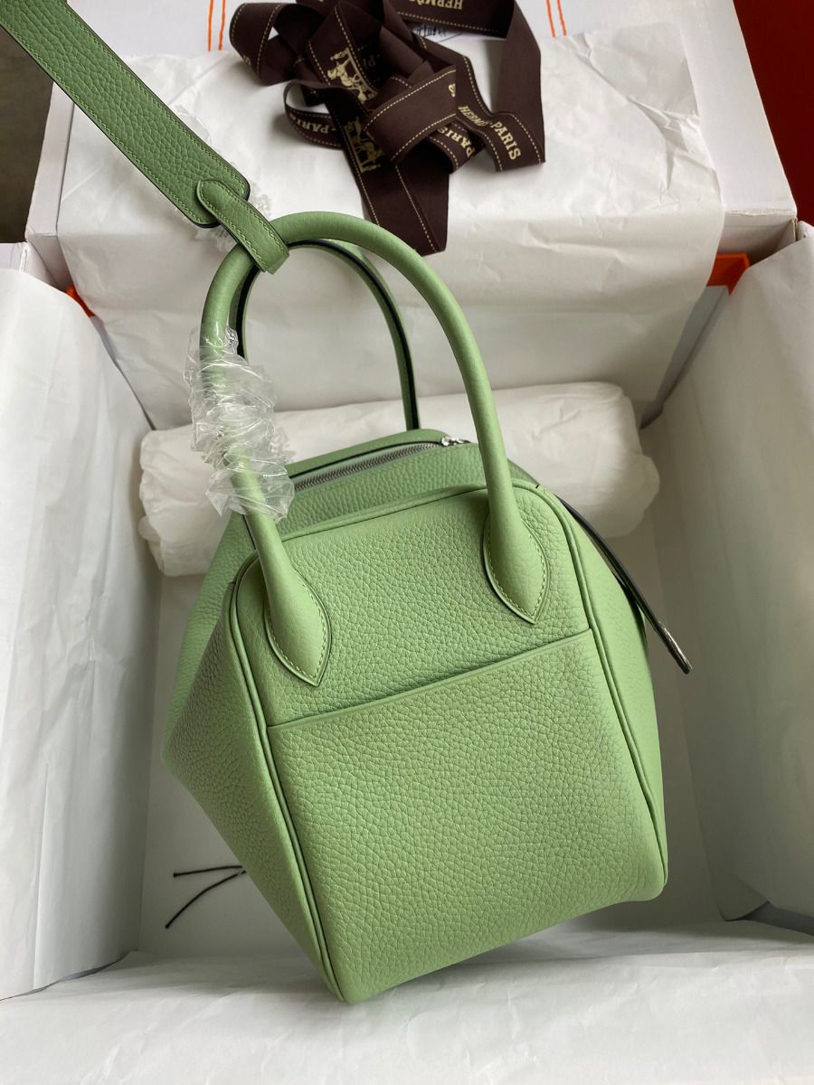 Hermes Lindy 26 Handmade Bag In Vert Criquet Clemence Leather - Image 3