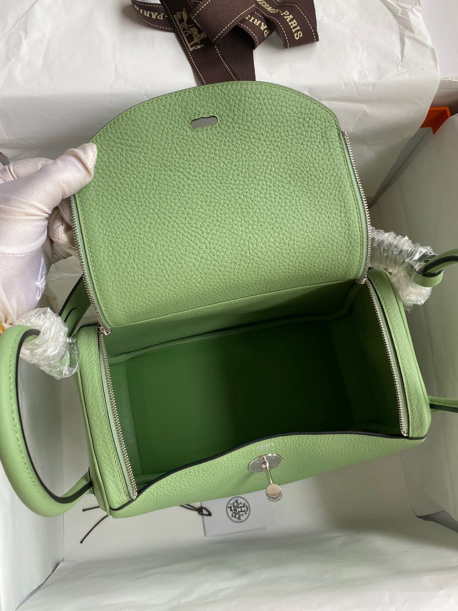 Hermes Lindy 26 Handmade Bag In Vert Criquet Clemence Leather - Image 9