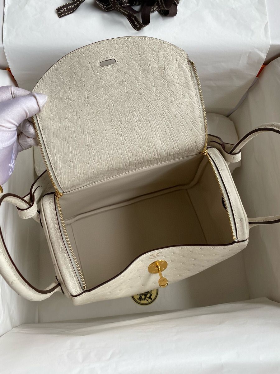 Hermes Lindy 26 Handmade Bag In Craie Ostrich Leather - Image 9