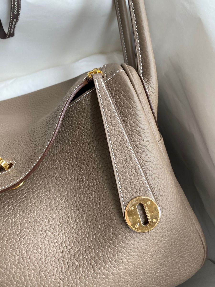 Hermes Lindy 30 Handmade Bag In Taupe Clemence Leather - Image 4