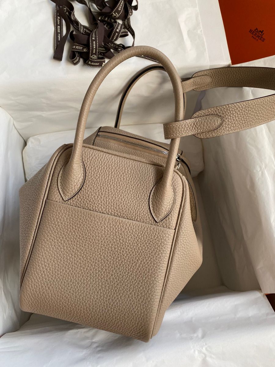 Hermes Lindy 30 Handmade Bag In Tourterelle Clemence Leather - Image 3
