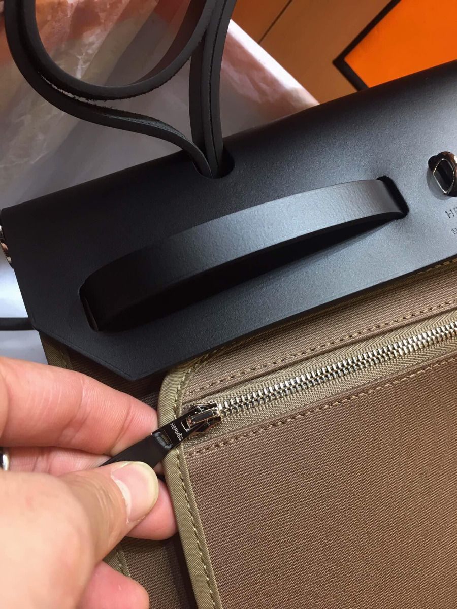 Hermes Herbag Zip 31cm Bag In Black And Taupe - Image 10