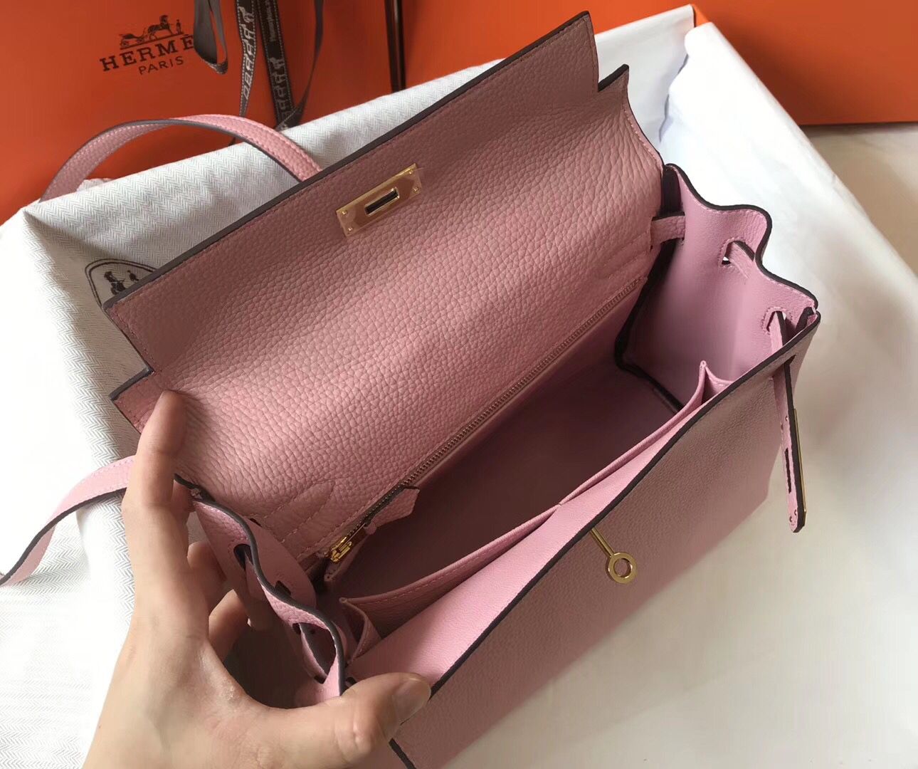 Hermes Kelly 28cm Bag In Pink Clemence Leather GHW - Image 8