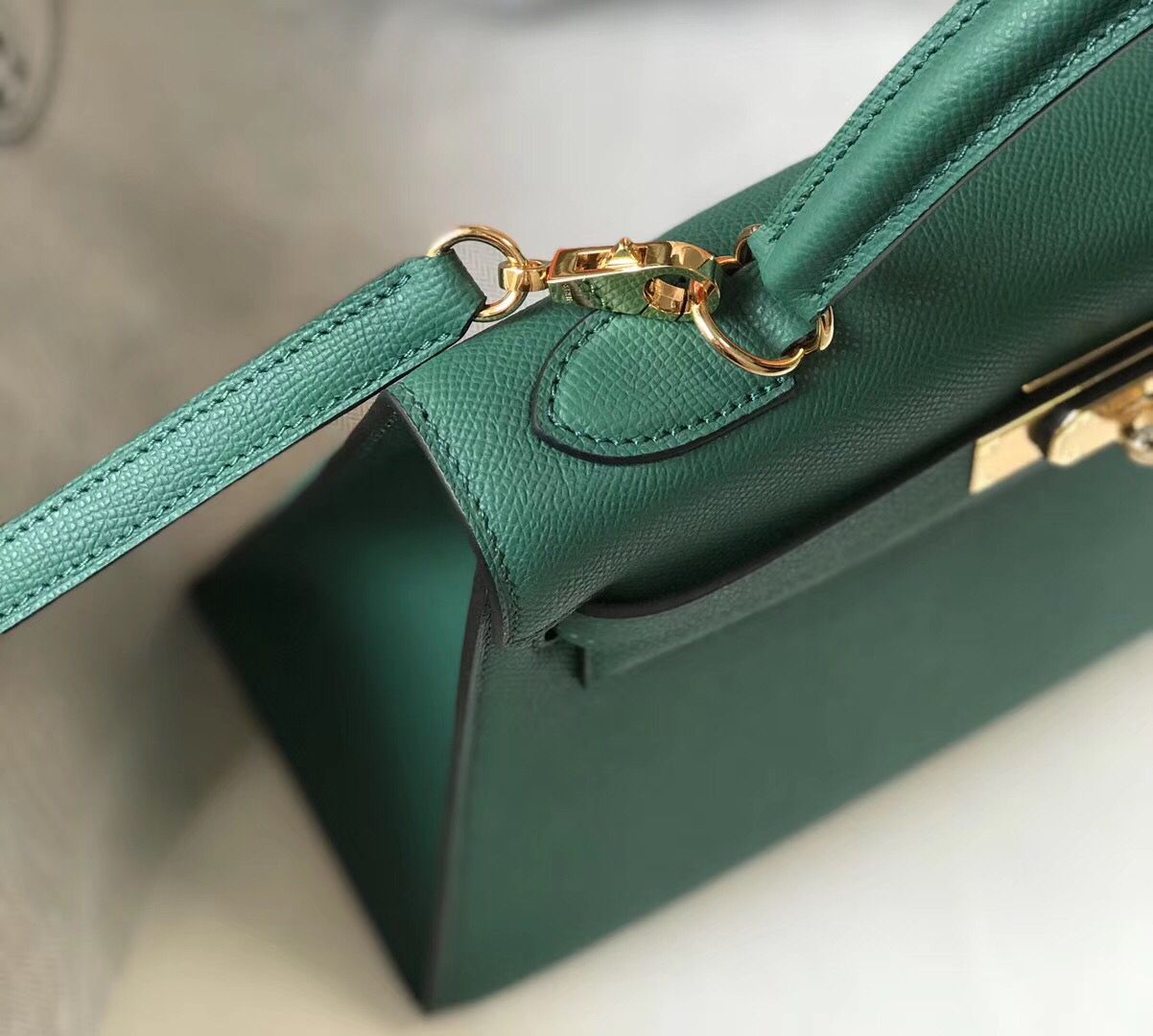Hermes Kelly 28cm Bag In Vert Vertigo Epsom Leather GHW - Image 5