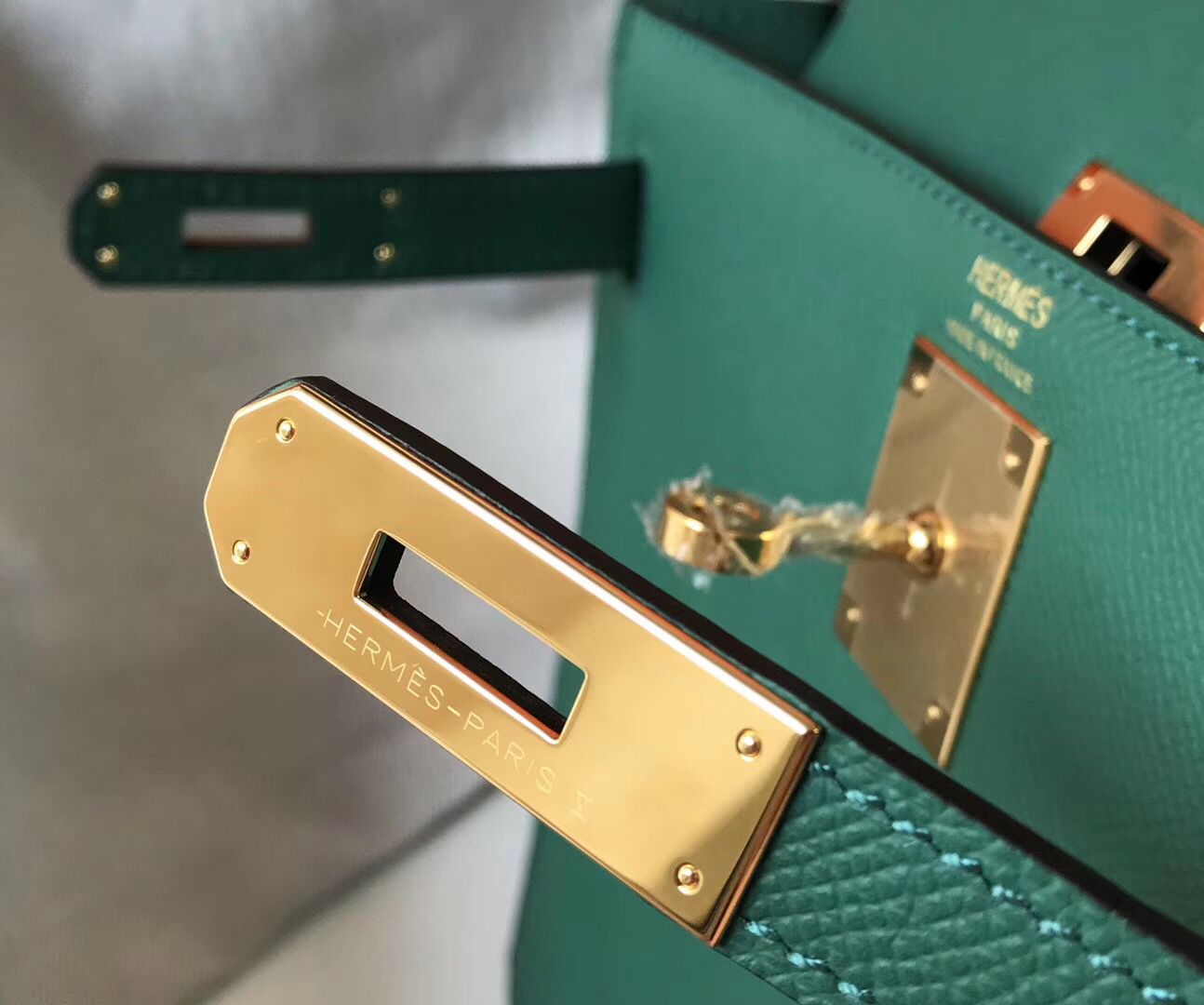 Hermes Kelly 28cm Bag In Vert Vertigo Epsom Leather GHW - Image 7